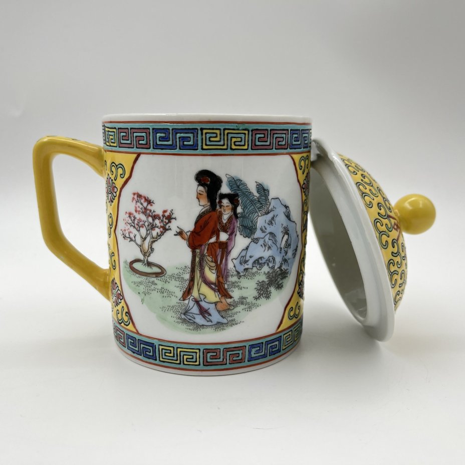 Чашка (бокал) с крышкой для заваривания чая "Китаянки в саду", фарфор, роспись эмалевыми красками, деколь, Китай, 1960-1980 гг.