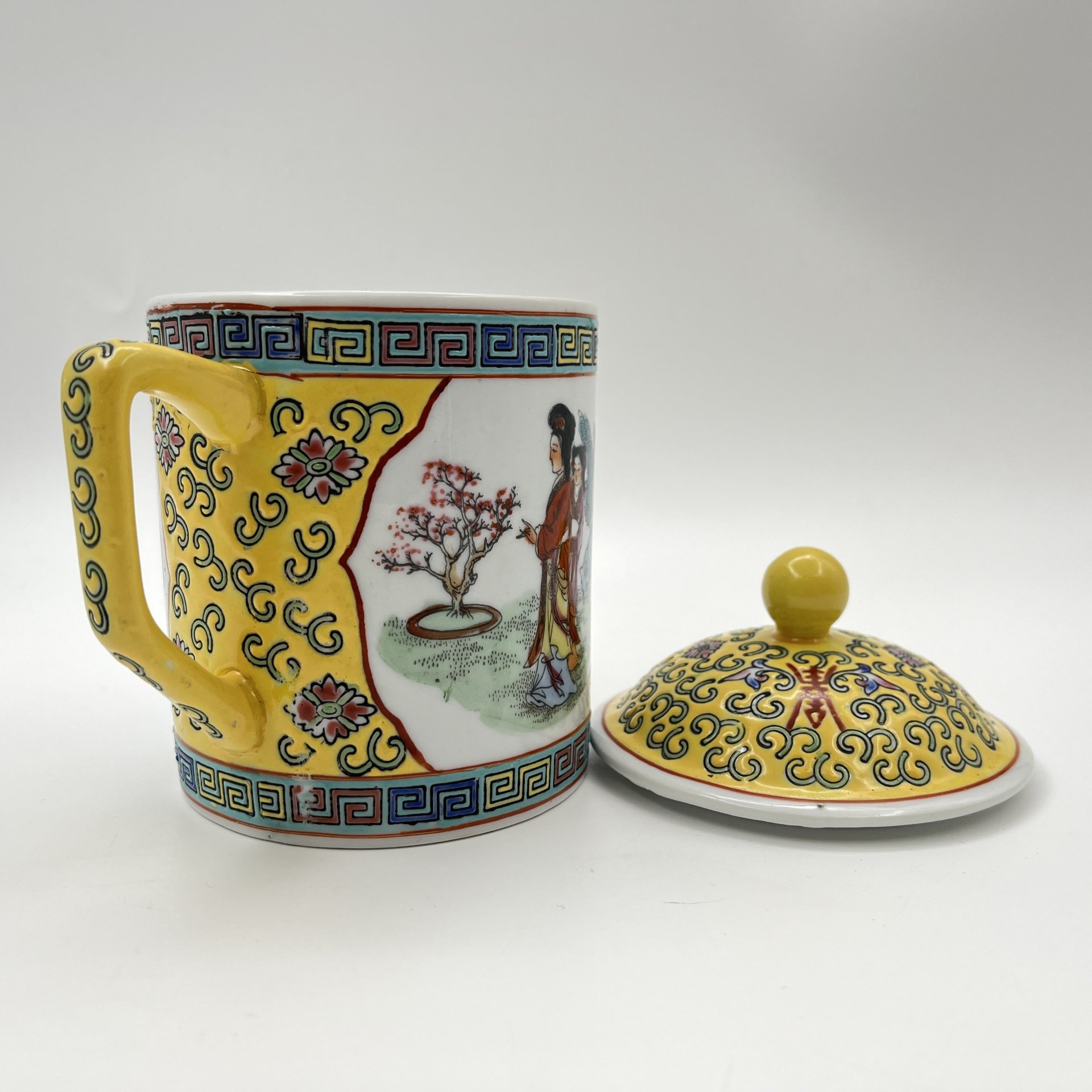 Чашка (бокал) с крышкой для заваривания чая "Китаянки в саду", фарфор, роспись эмалевыми красками, деколь, Китай, 1960-1980 гг.