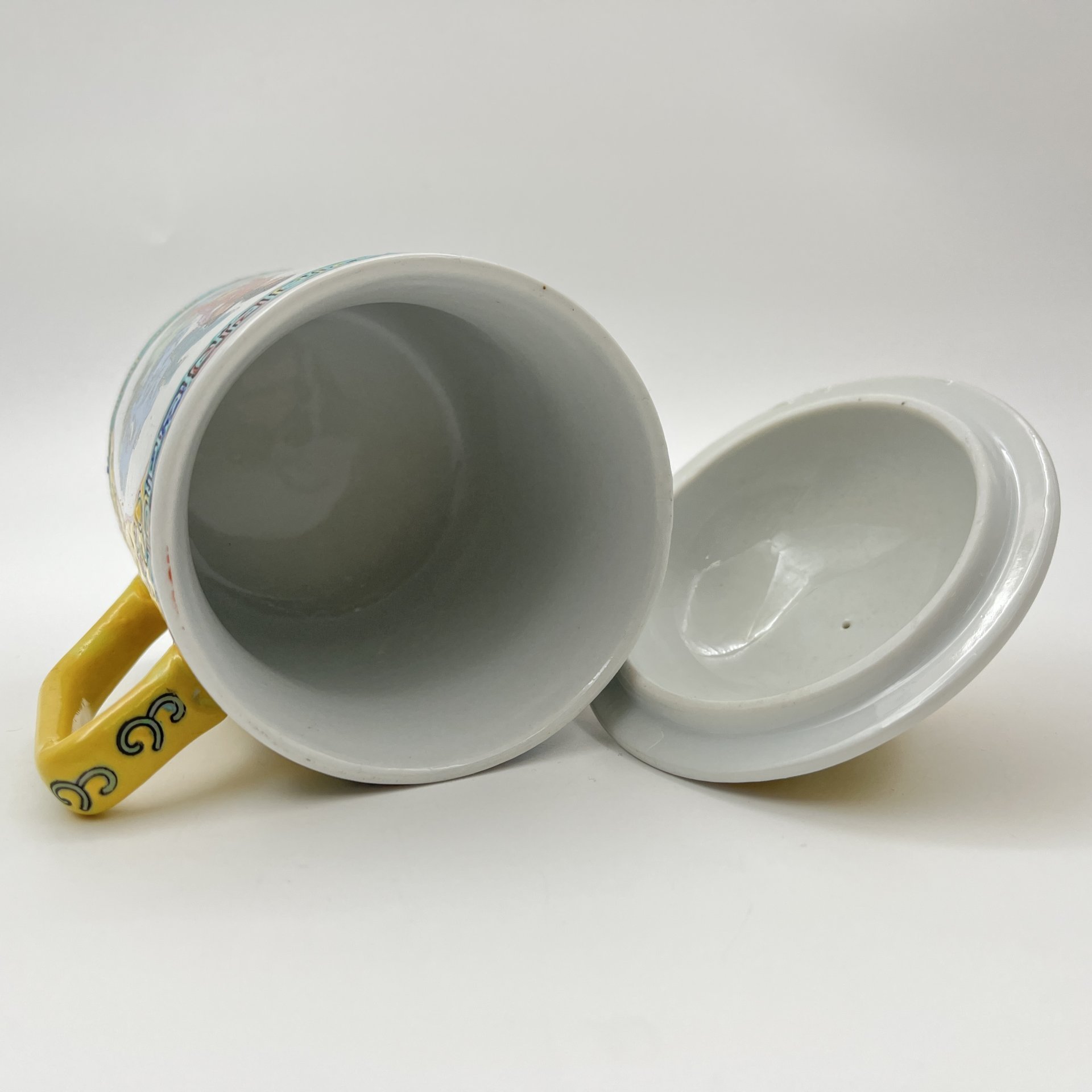 Чашка (бокал) с крышкой для заваривания чая "Китаянки в саду", фарфор, роспись эмалевыми красками, деколь, Китай, 1960-1980 гг.