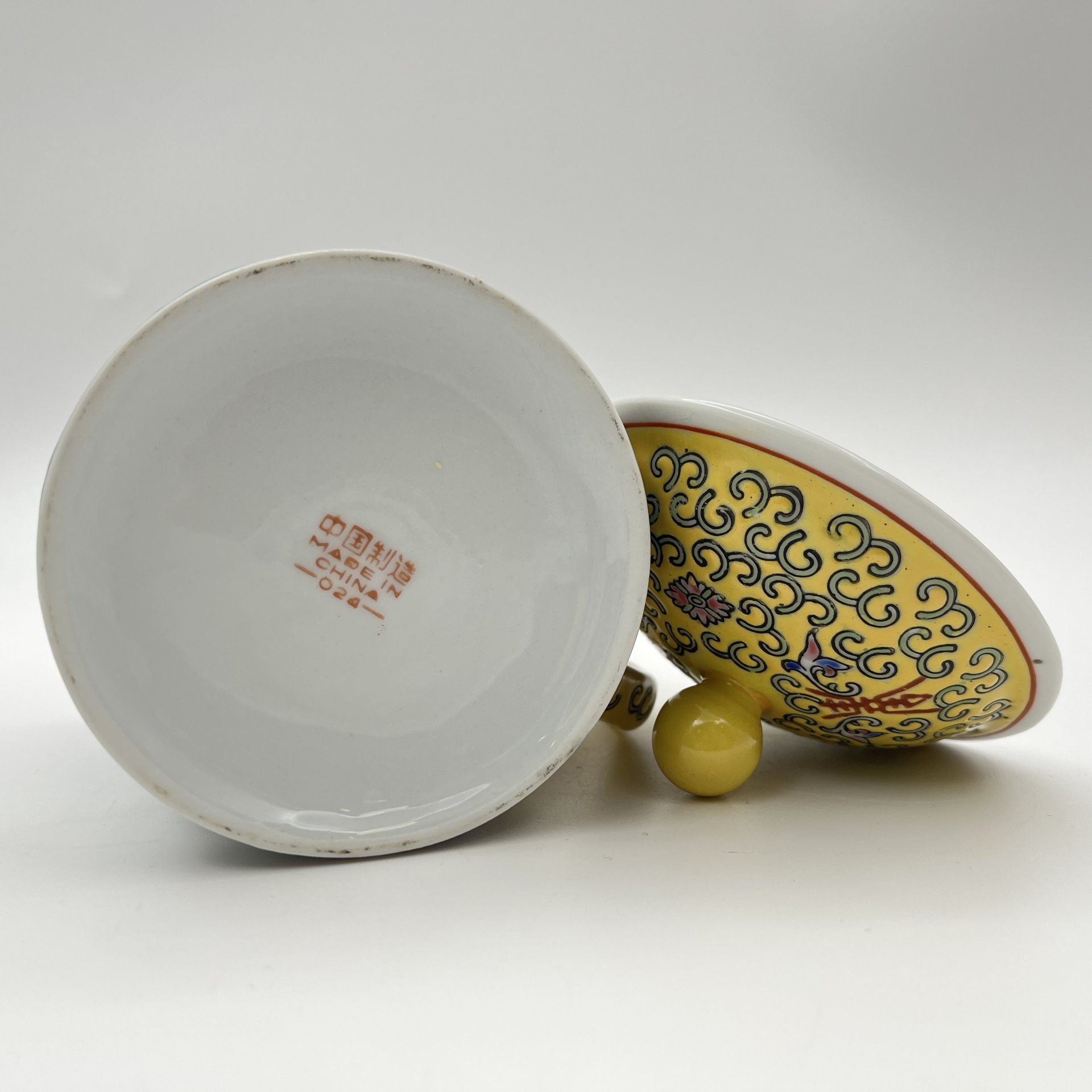 Чашка (бокал) с крышкой для заваривания чая "Китаянки в саду", фарфор, роспись эмалевыми красками, деколь, Китай, 1960-1980 гг.