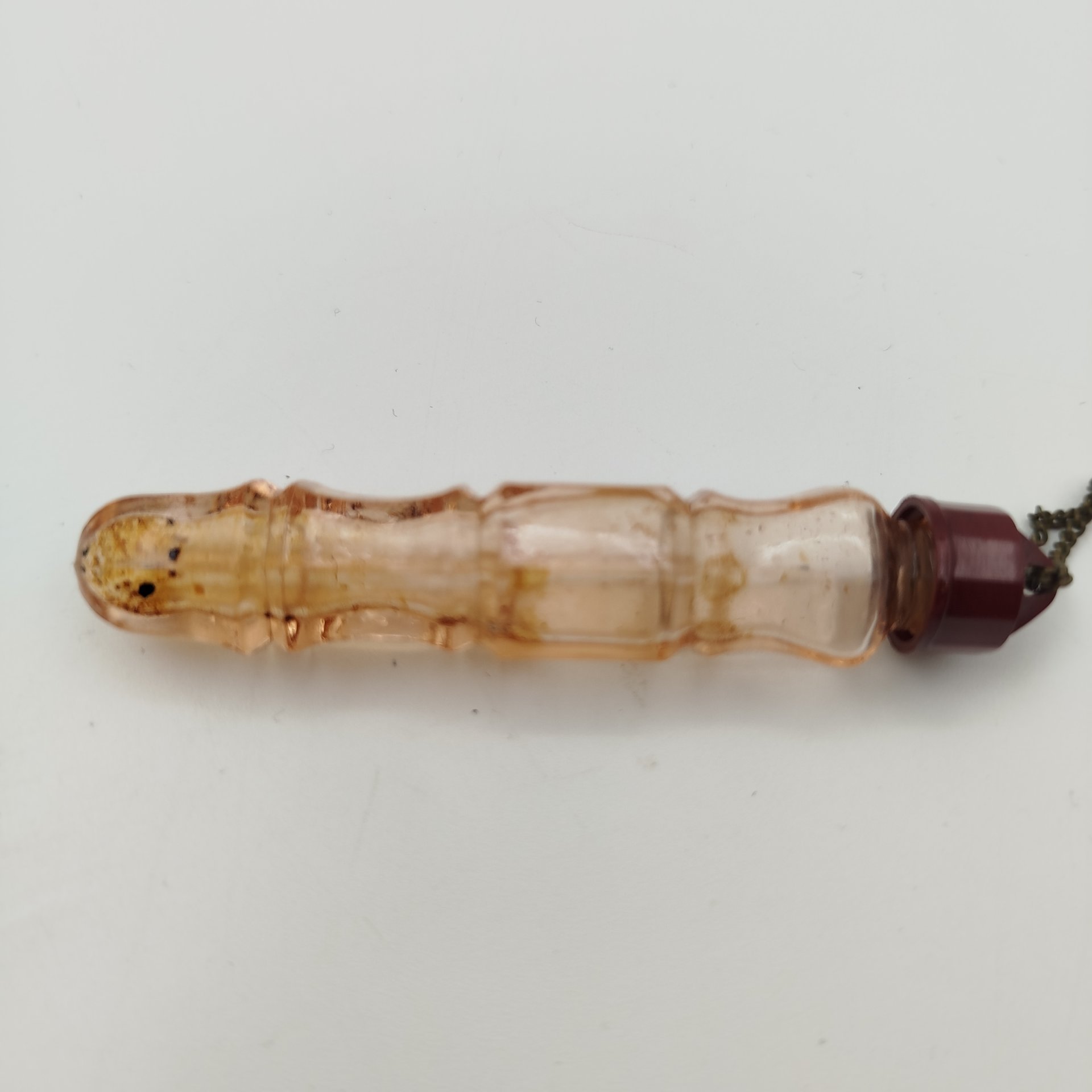 Флакон для духов, стекло, пластик (крышка), металл (цепь), Германия, 1960-1980 гг.