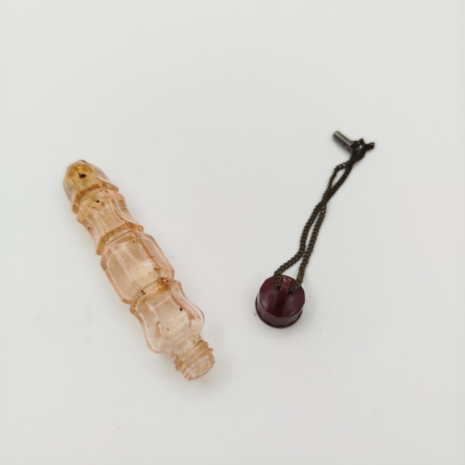 Флакон для духов, стекло, пластик (крышка), металл (цепь), Германия, 1960-1980 гг.