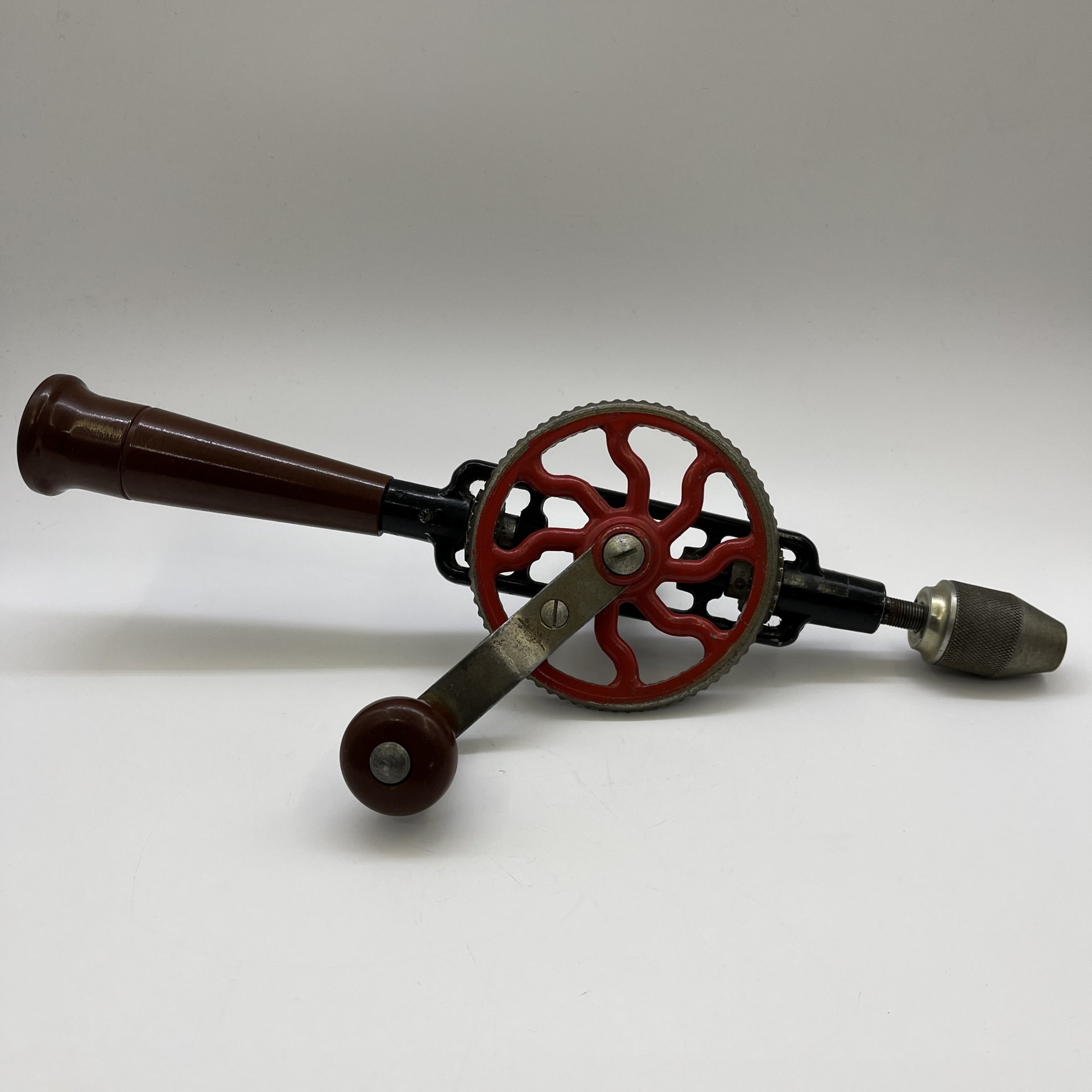 Ручная дрель с рукояткой