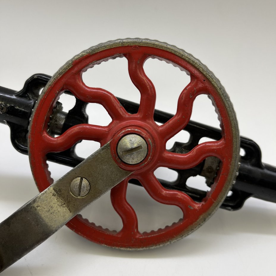 Ручная дрель с рукояткой