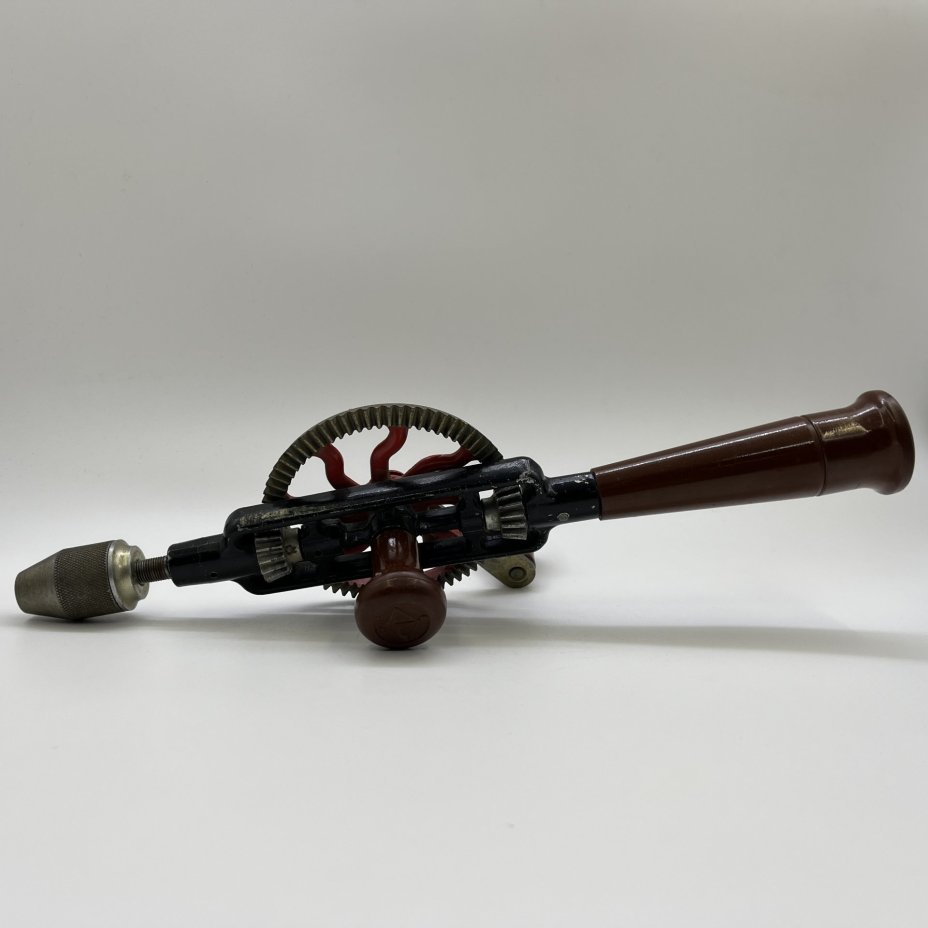 Ручная дрель с рукояткой