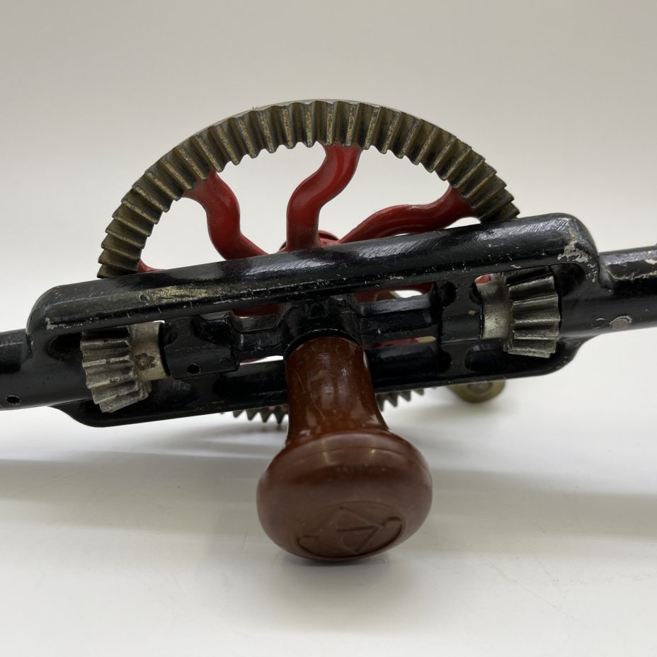 Ручная дрель с рукояткой