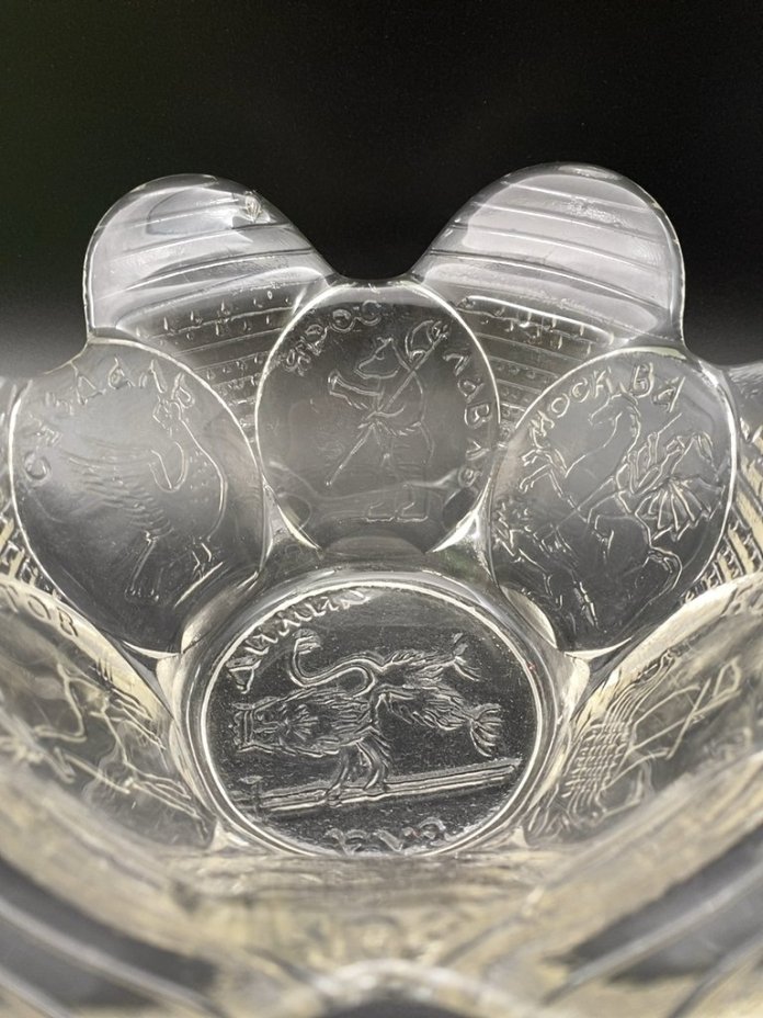 Конфетница в виде цветка (с изображением гербов Владимира, Суздаля, Ярославля, Москвы, Костромы, Загорска, Ростова)