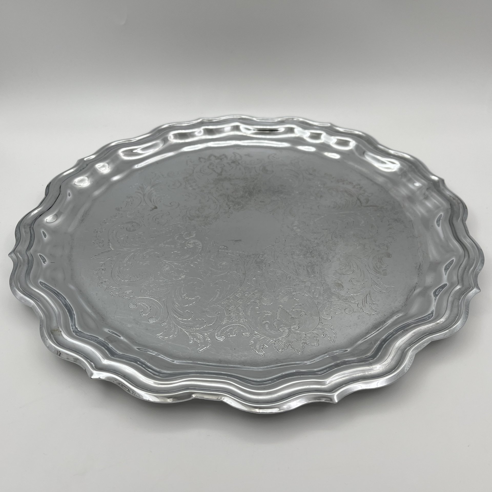 Поднос круглой формы с растительным декором, мНЦ (медь-никель-цинк), Кольчугинский завод цветных металлов, СССР, 1970-1990 гг.