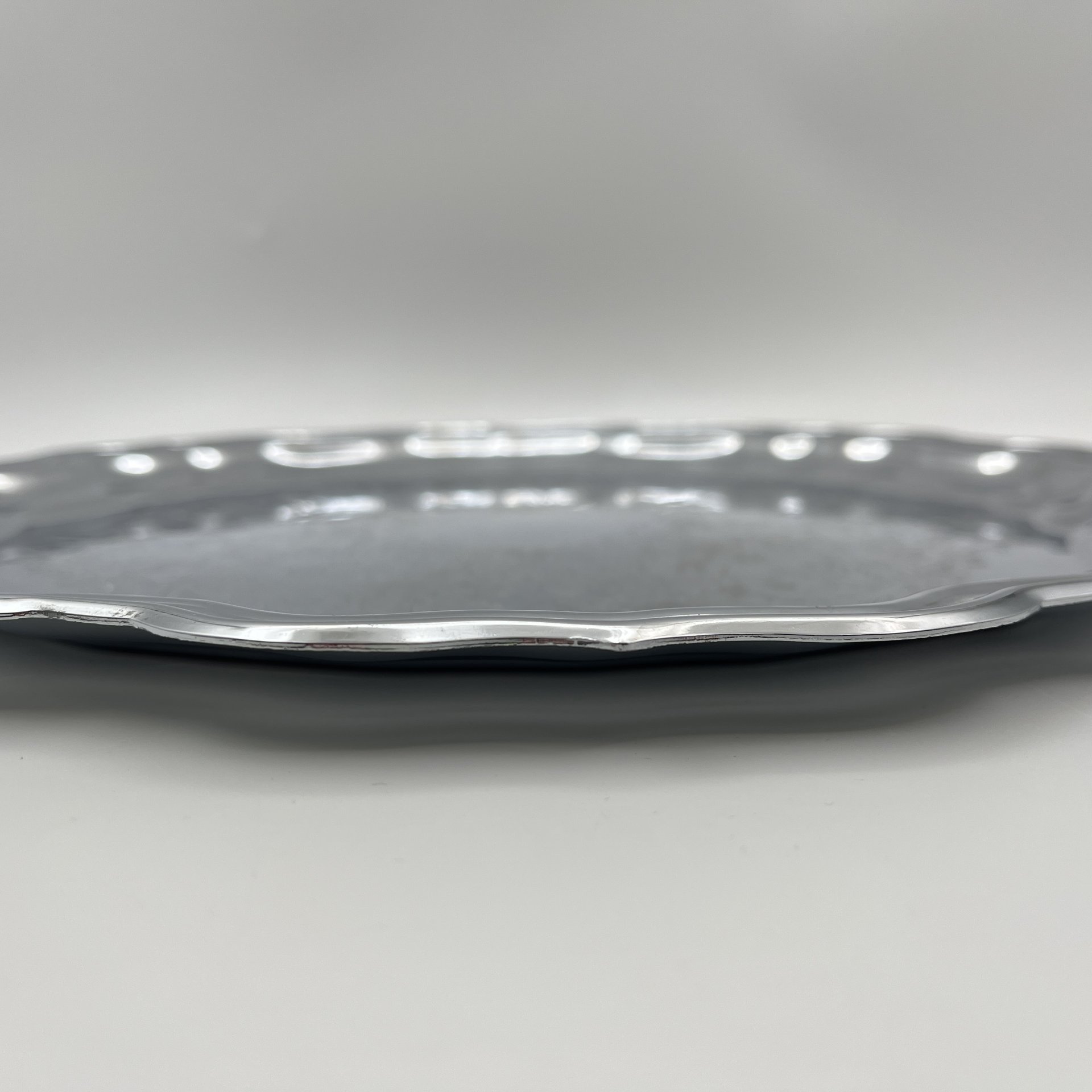 Поднос круглой формы с растительным декором, мНЦ (медь-никель-цинк), Кольчугинский завод цветных металлов, СССР, 1970-1990 гг.