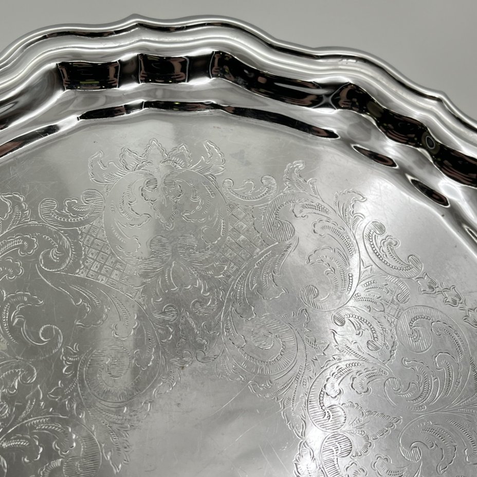 Поднос круглой формы с растительным декором, мНЦ (медь-никель-цинк), Кольчугинский завод цветных металлов, СССР, 1970-1990 гг.