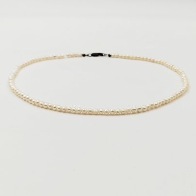 Бусы с мелкими круглыми бусинами и замком-карабином