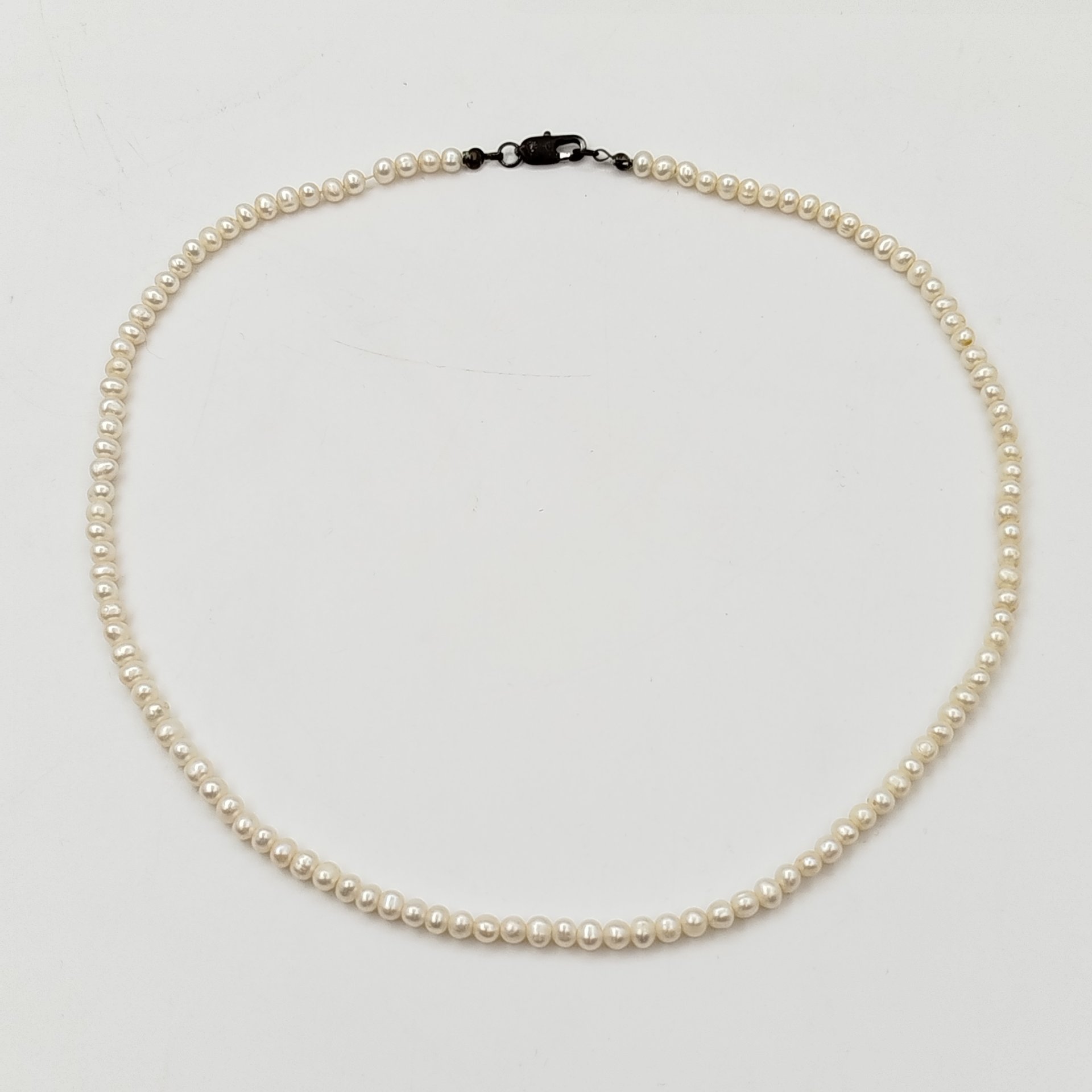 Бусы с мелкими круглыми бусинами и замком-карабином