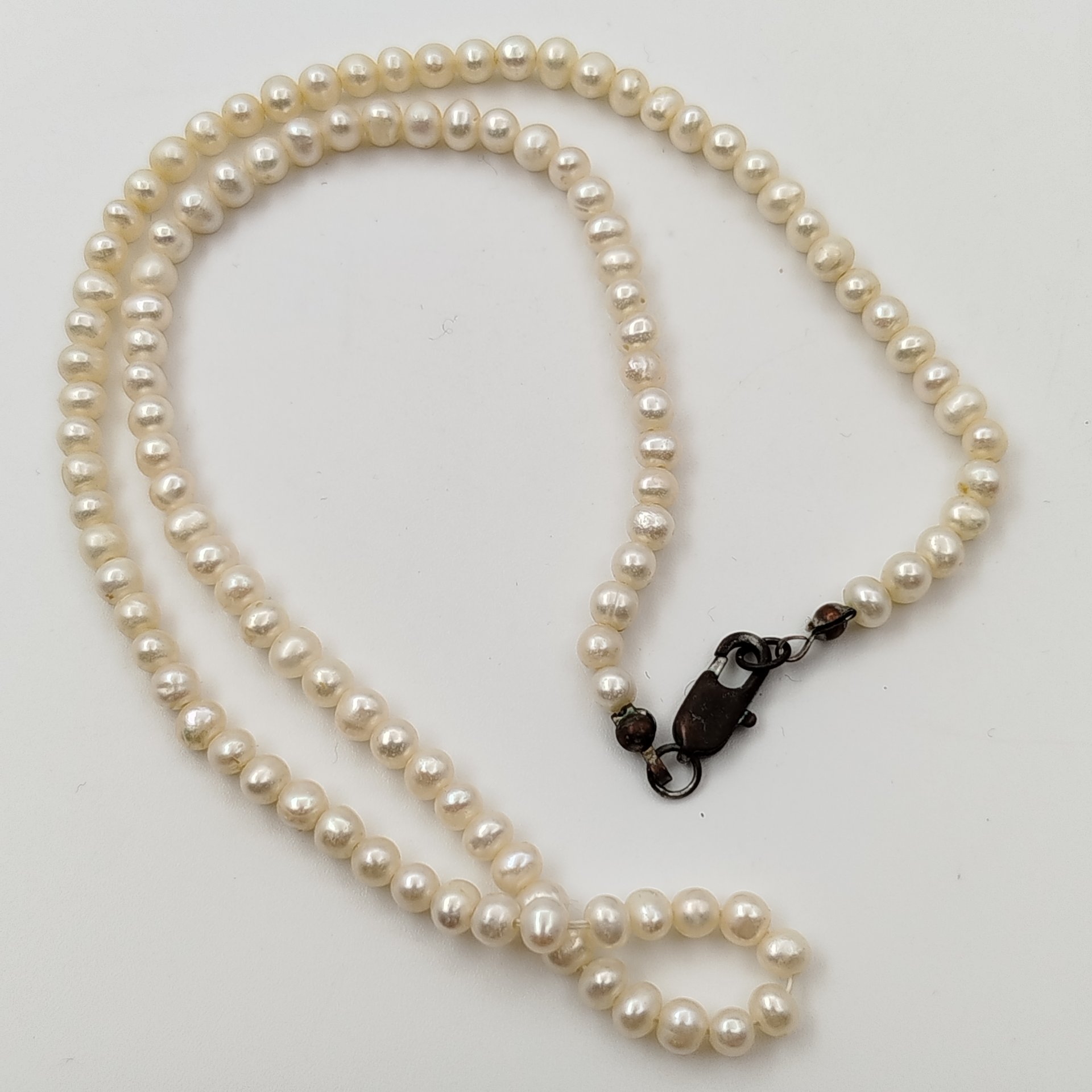 Бусы с мелкими круглыми бусинами и замком-карабином