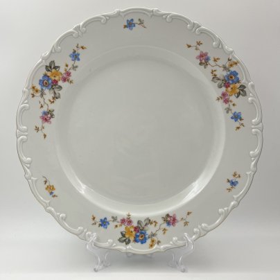 Блюдо круглой формы с цветочным и рельефным декором