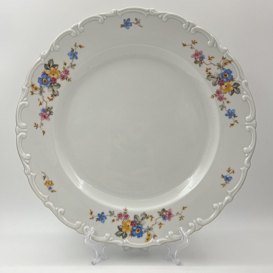 Блюдо круглой формы с цветочным и рельефным декором