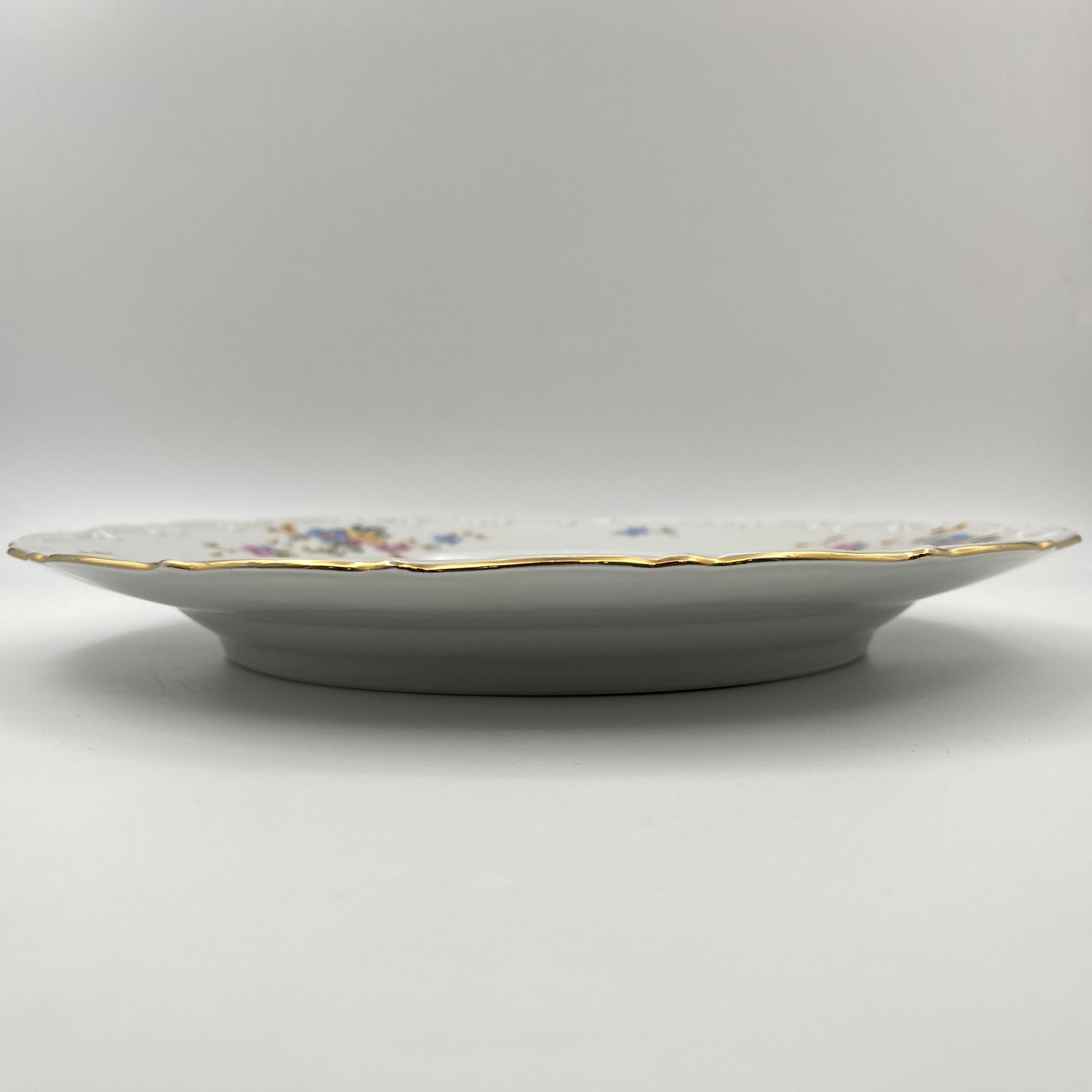 Блюдо круглой формы с цветочным и рельефным декором