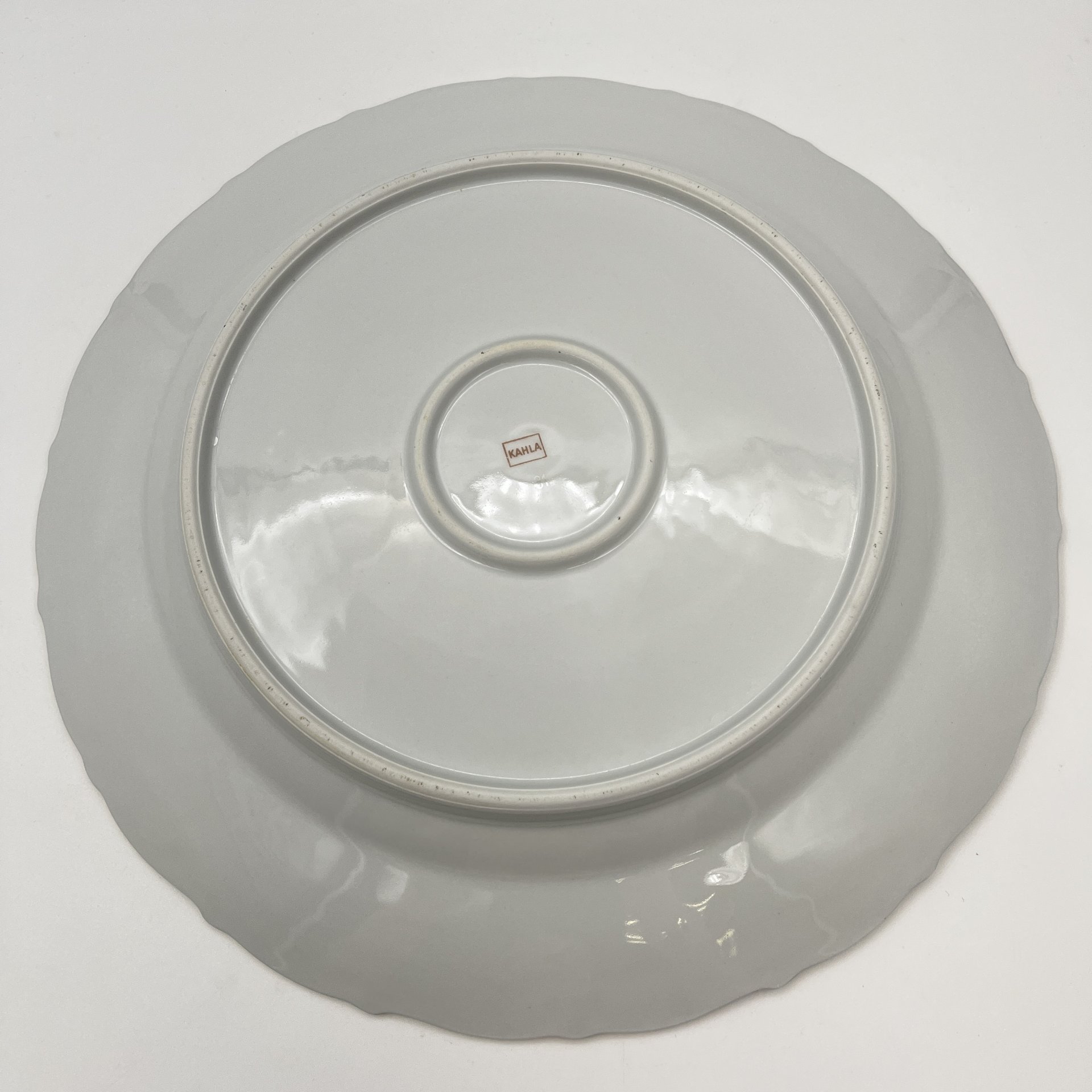 Блюдо круглой формы с цветочным и рельефным декором