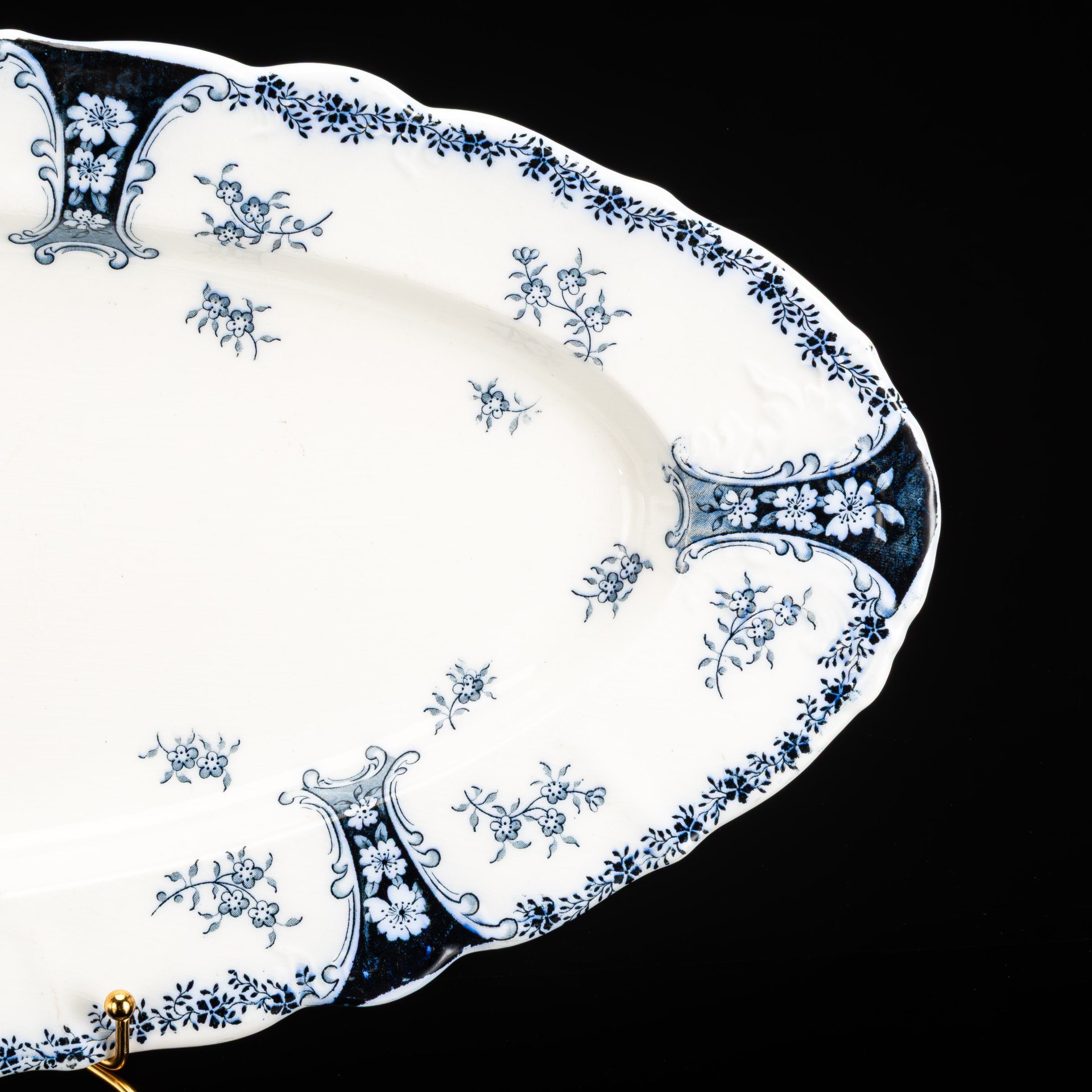 Блюдо овальной формы (большое) с цветочным декором в синей гамме, фаянс, деколь, J. & G. Meakin, Великобритания, 1907-1912 гг.