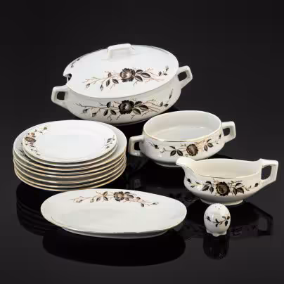 Сервиз столовый «Чёрная роза» на 6 персон (13 предметов), фарфор, роспись, золочение, Государственная Волховская фарфорово-фаянсовая фабрика «Коминтерн», СССР, 1934-1941 гг., Государственная Волховская фарфорово-фаянсовая фабрика «Коминтерн»