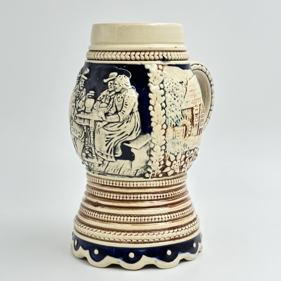 Кружка пивная, украшенная сценой флирта (две веселые парочки), керамика, рельеф, Marzi & Remy, Marzi & Remy