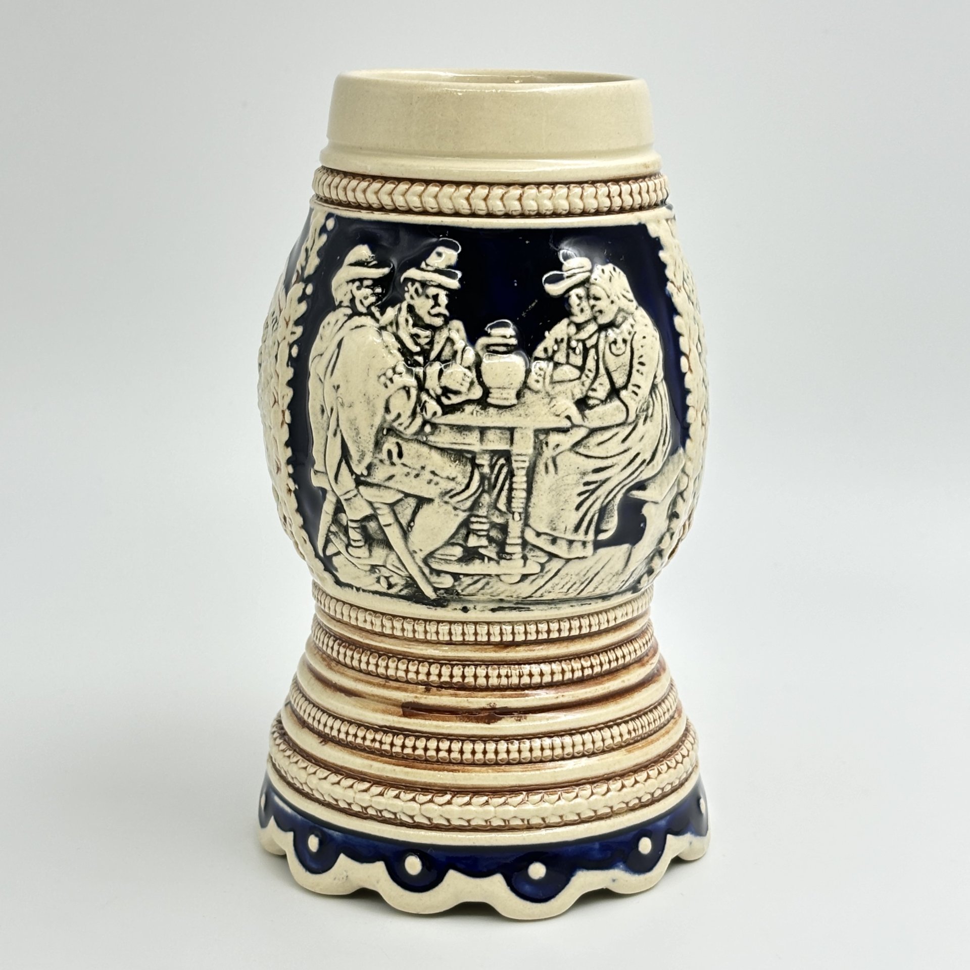 Кружка пивная, украшенная сценой флирта (две веселые парочки), керамика, рельеф, Marzi & Remy, Marzi & Remy