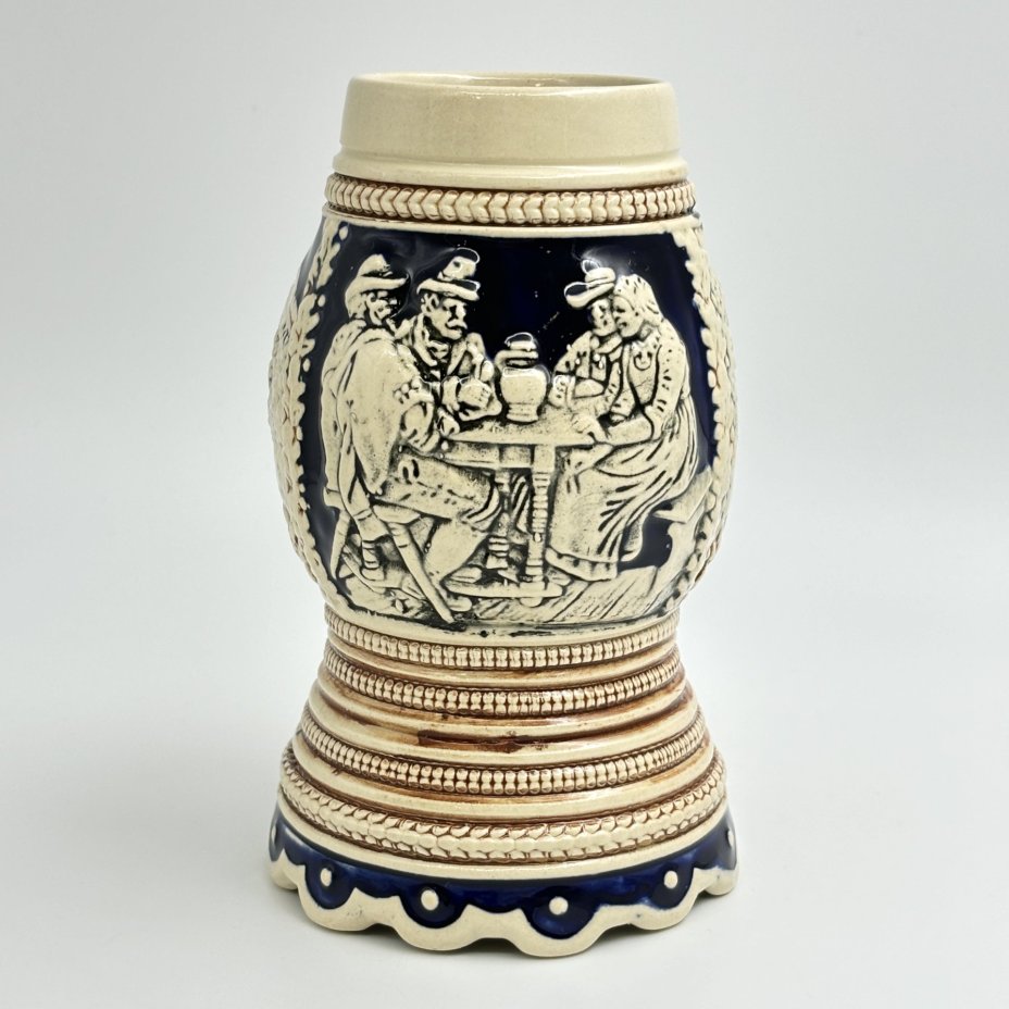 Кружка пивная, украшенная сценой флирта (две веселые парочки), керамика, рельеф, Marzi & Remy, Marzi & Remy