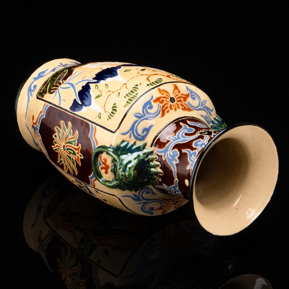 Ваза напольная, с изображением журавлей  на тулове и львов на ручках, Сайгон