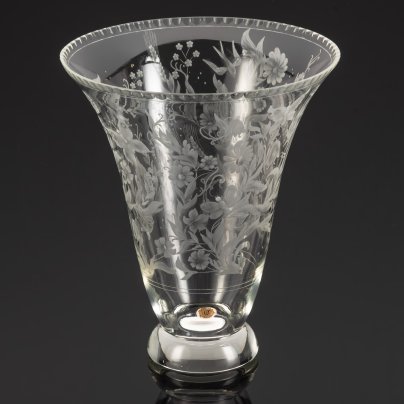 Ваза для цветов с широким раструбом, украшенная цветочным декором и бабочками, хрусталь, резьба, травление, Чехословакия, 1960-1980 гг.