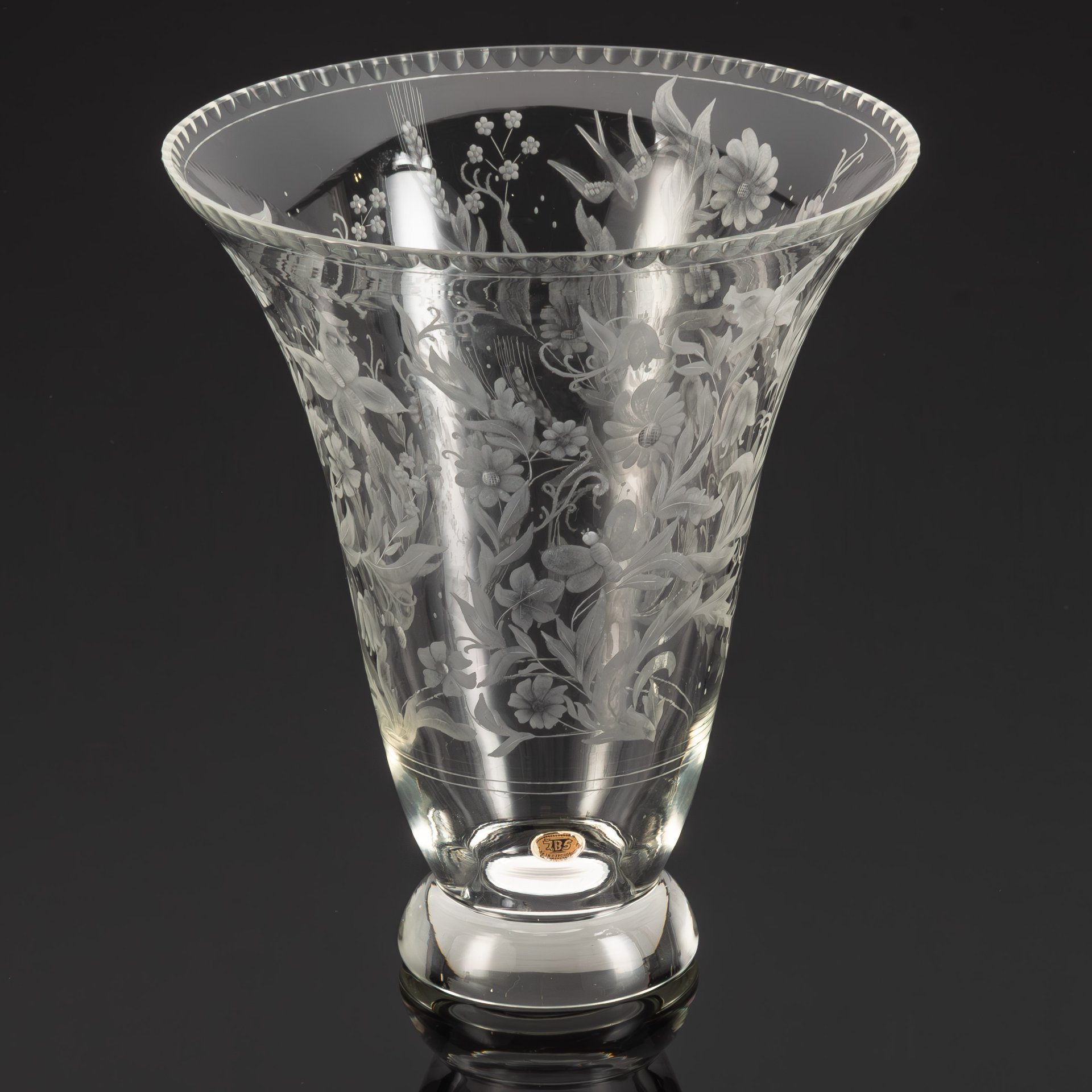 Ваза для цветов с широким раструбом, украшенная цветочным декором и бабочками, хрусталь, резьба, травление, Чехословакия, 1960-1980 гг.