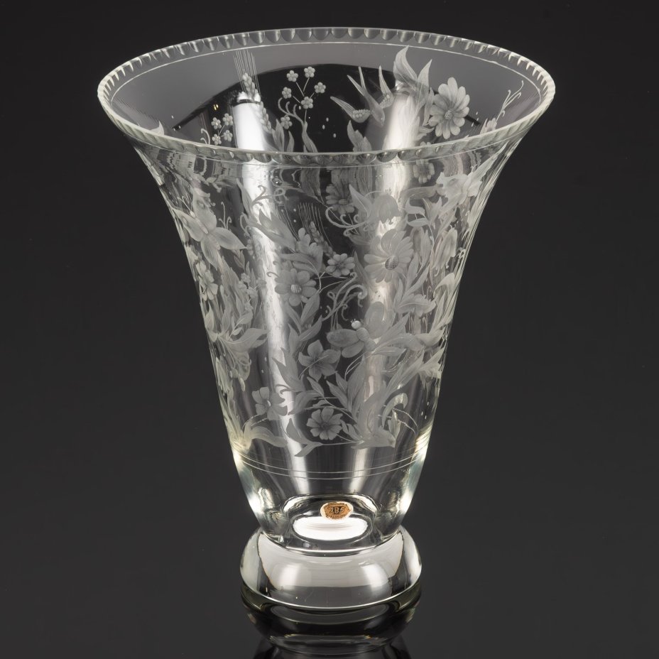 Ваза для цветов с широким раструбом, украшенная цветочным декором и бабочками, хрусталь, резьба, травление, Чехословакия, 1960-1980 гг.