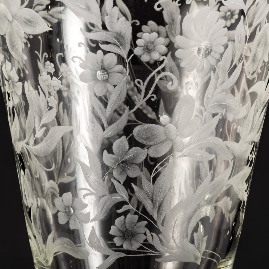 Ваза для цветов с широким раструбом, украшенная цветочным декором и бабочками