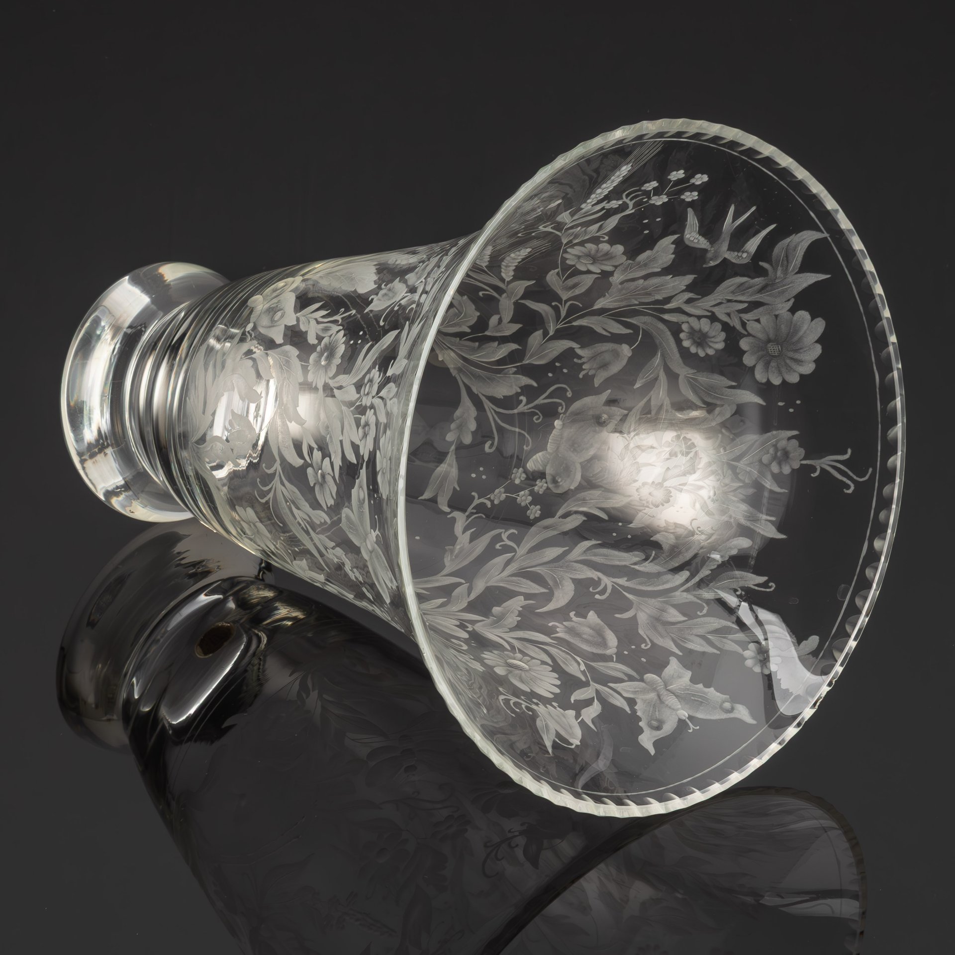 Ваза для цветов с широким раструбом, украшенная цветочным декором и бабочками, хрусталь, резьба, травление, Чехословакия, 1960-1980 гг.