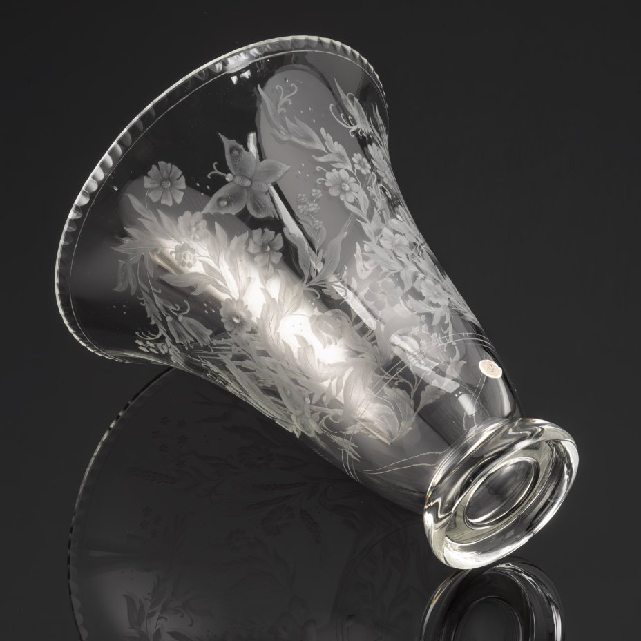 Ваза для цветов с широким раструбом, украшенная цветочным декором и бабочками