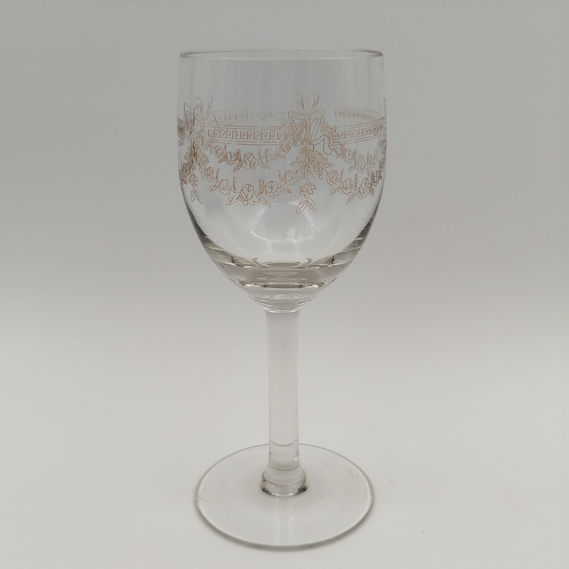 Бокал с орнаментом в виде меандра и гирлянды, стекло, травление (пантография), Россия, 1900-1940 гг.