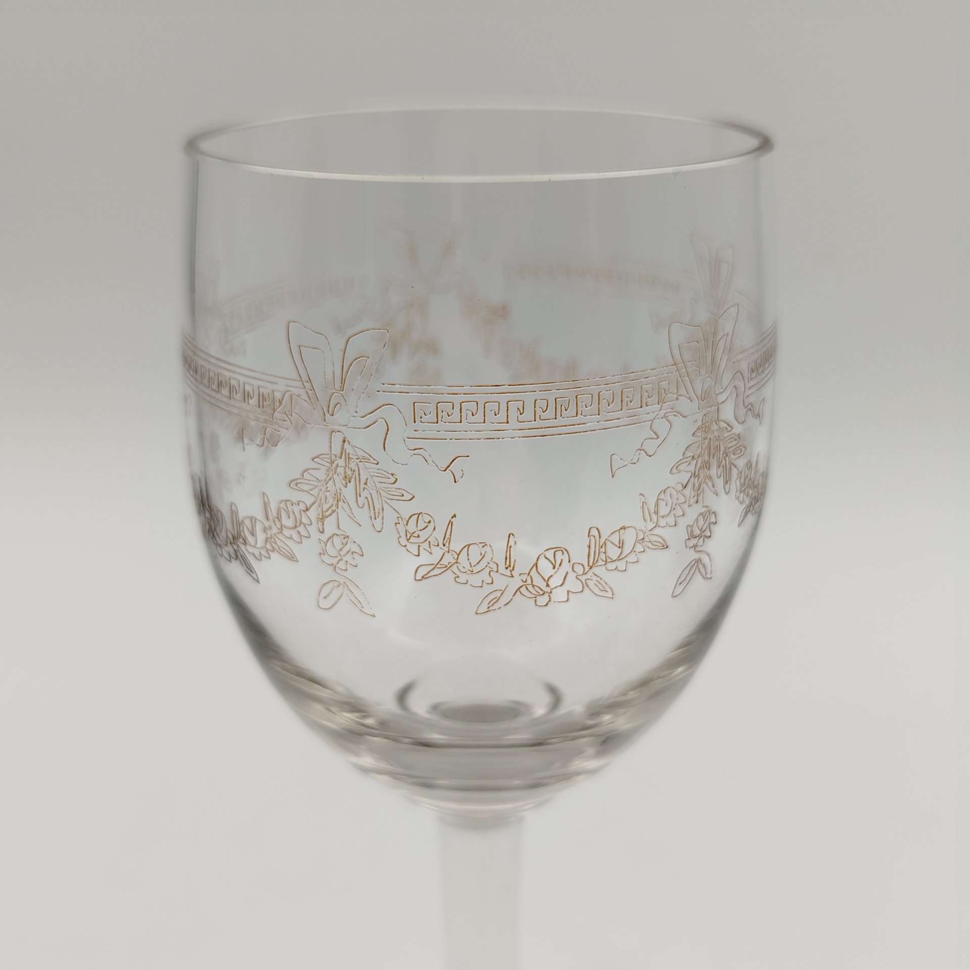 Бокал с орнаментом в виде меандра и гирлянды, стекло, травление (пантография), Россия, 1900-1940 гг.