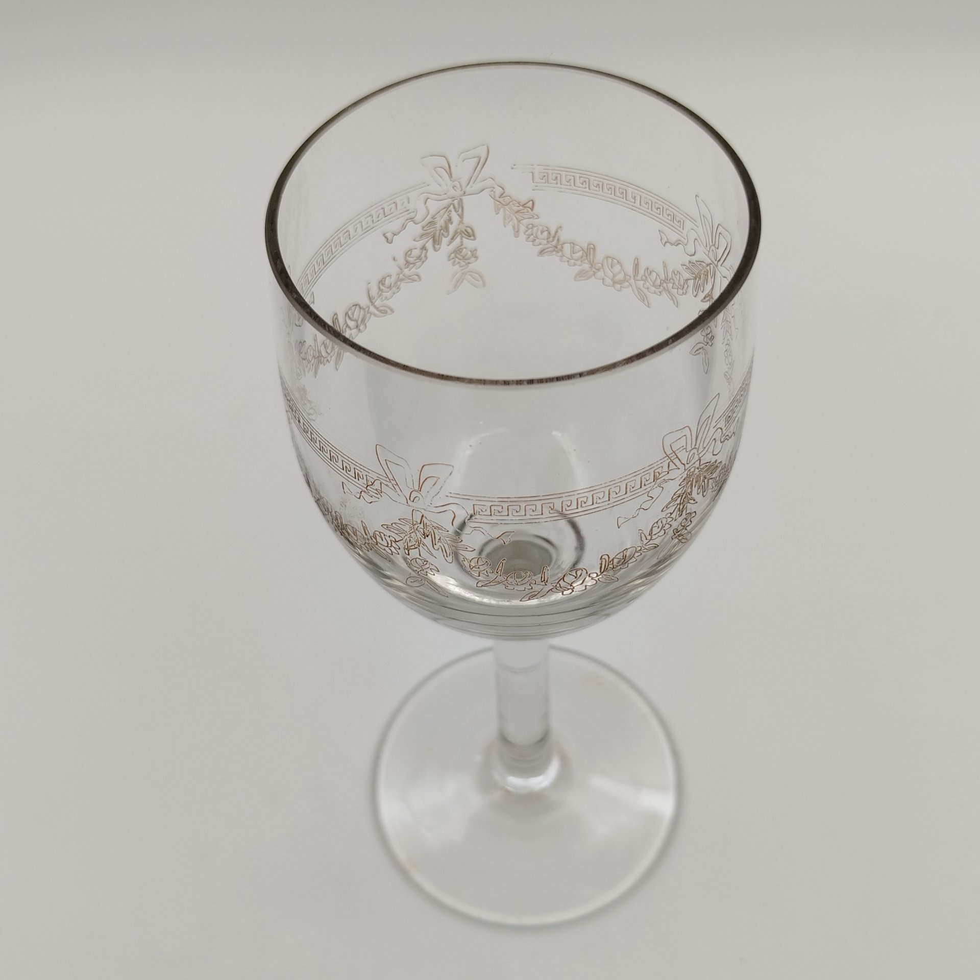 Бокал с орнаментом в виде меандра и гирлянды, стекло, травление (пантография), Россия, 1900-1940 гг.