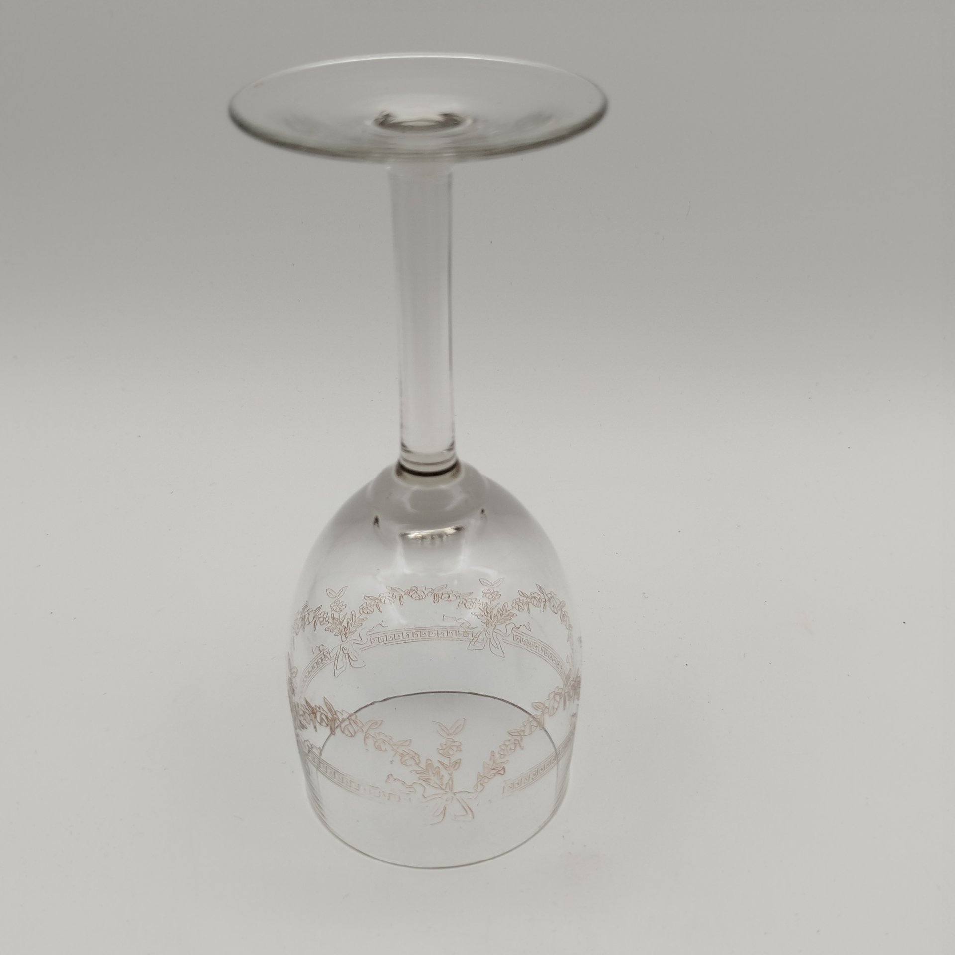 Бокал с орнаментом в виде меандра и гирлянды, стекло, травление (пантография), Россия, 1900-1940 гг.