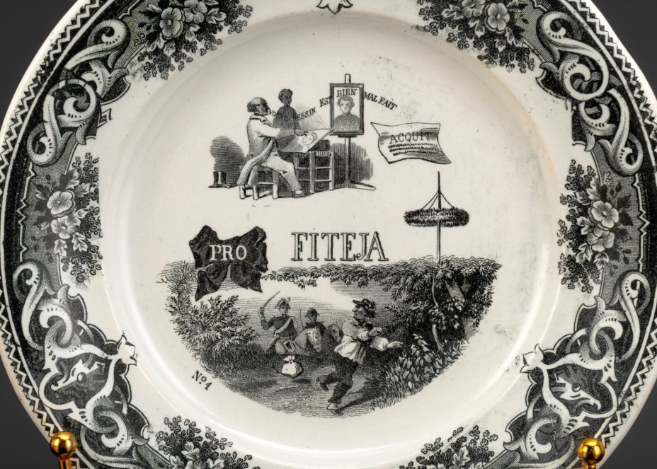 Тарелка с ребусом "Богатство, полученное нечестным путем, никогда не принесет пользы", фирма Lebeuf Milliet & Cie ("Creil at Montereau Faïenceries")