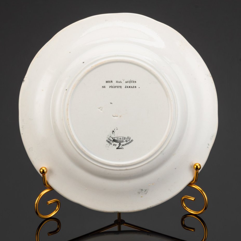 Тарелка с ребусом "Богатство, полученное нечестным путем, никогда не принесет пользы", фирма Lebeuf Milliet & Cie ("Creil at Montereau Faïenceries")