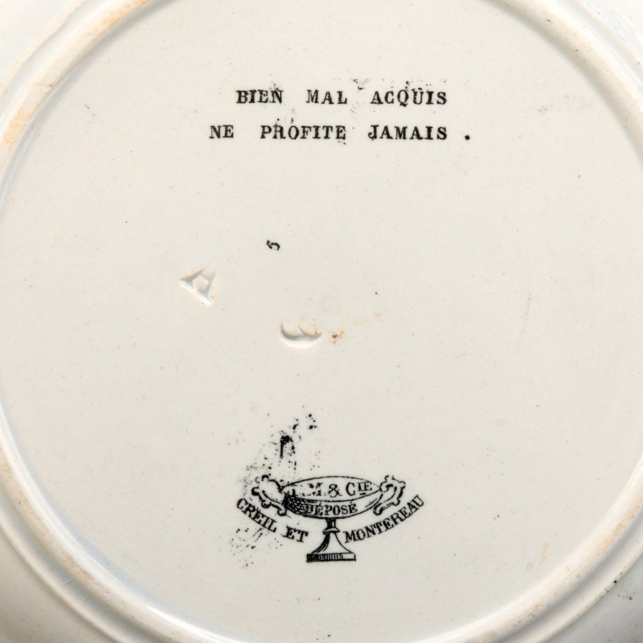 Тарелка с ребусом "Богатство, полученное нечестным путем, никогда не принесет пользы", фирма Lebeuf Milliet & Cie ("Creil at Montereau Faïenceries")
