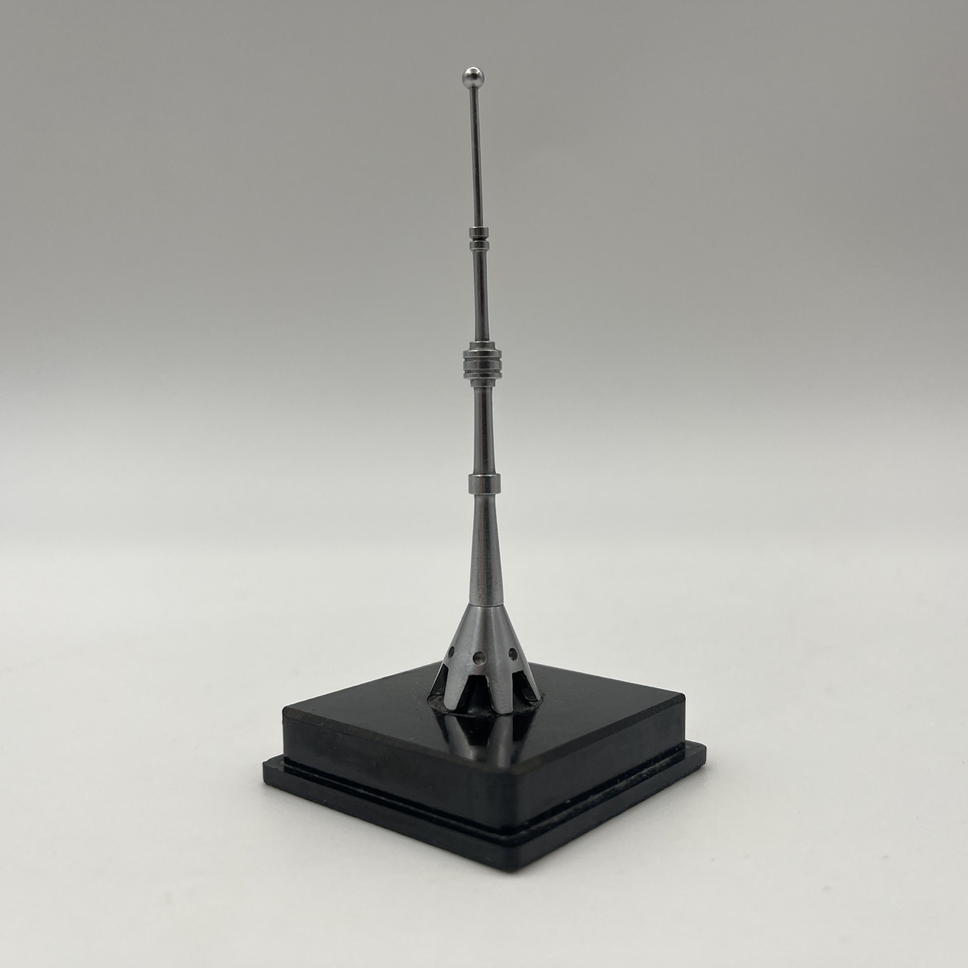 Винтажная сувенирная статуэтка "Останкинская башня", металл, пластик, СССР, 1960-1980 гг.