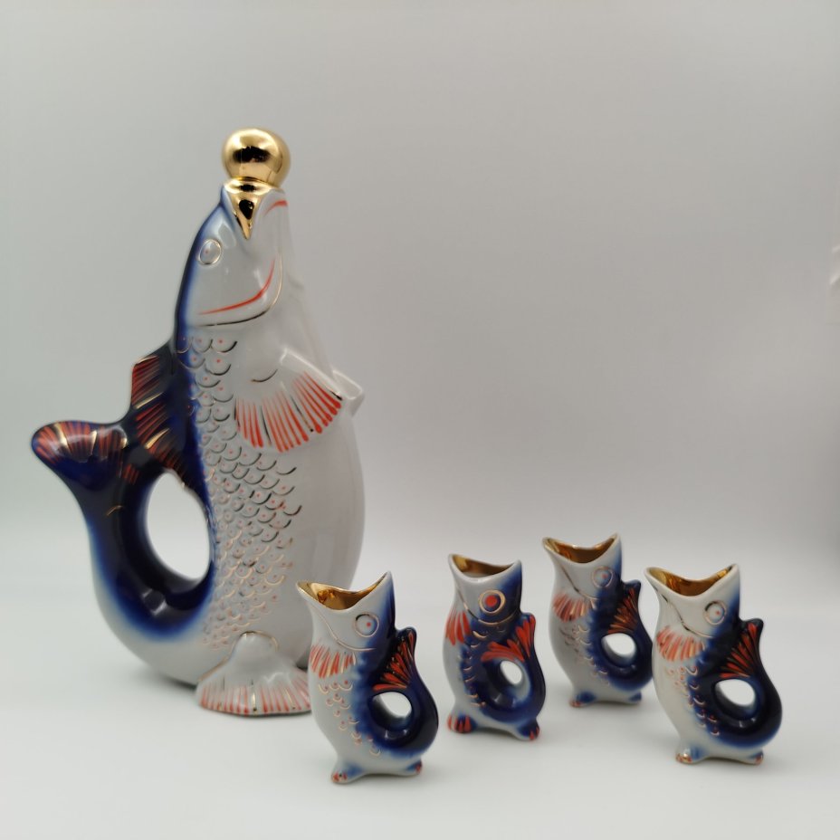 Набор для крепких напитков "Рыба" (штоф и 4 стопки), автор М.Д.Барамидзе, фарфор, роспись, Городницкий фарфоровый завод, СССР, 1962-1972 гг.