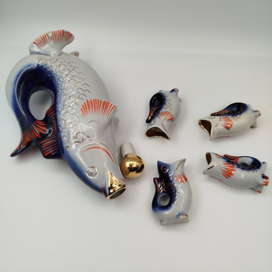 Набор для крепких напитков "Рыба" (штоф и 4 стопки), автор М.Д.Барамидзе, фарфор, роспись, Городницкий фарфоровый завод, СССР, 1962-1972 гг.