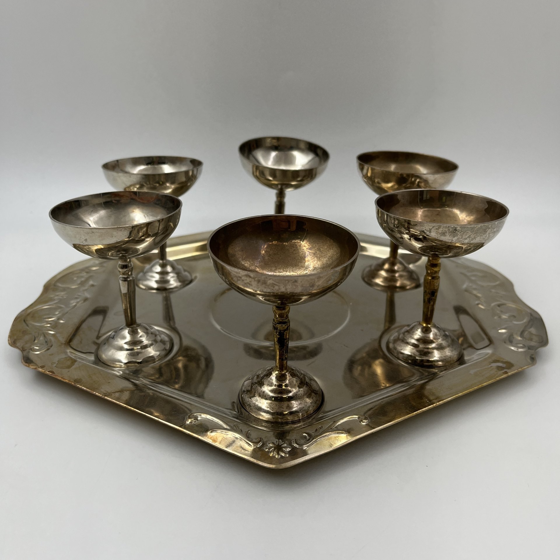 Набор из шести рюмок на подносе