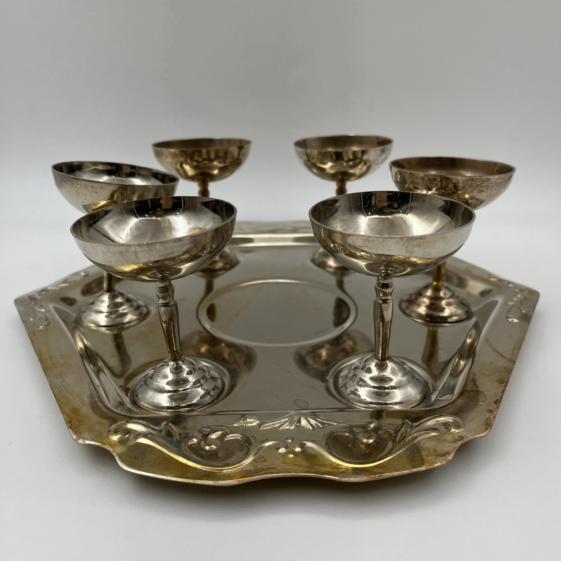 Набор из шести рюмок на подносе