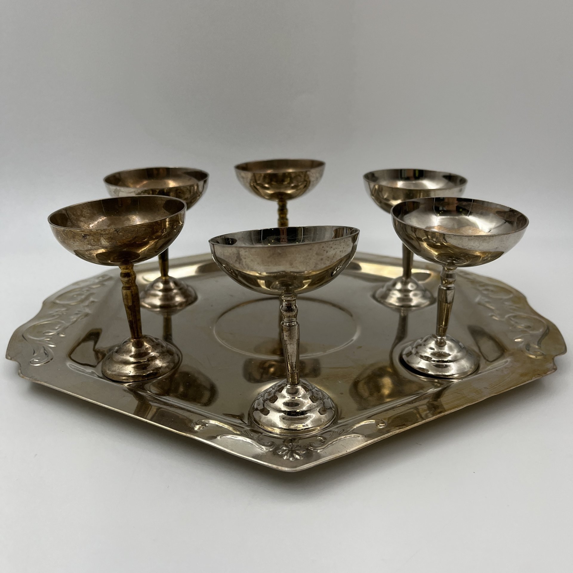 Набор из шести рюмок на подносе