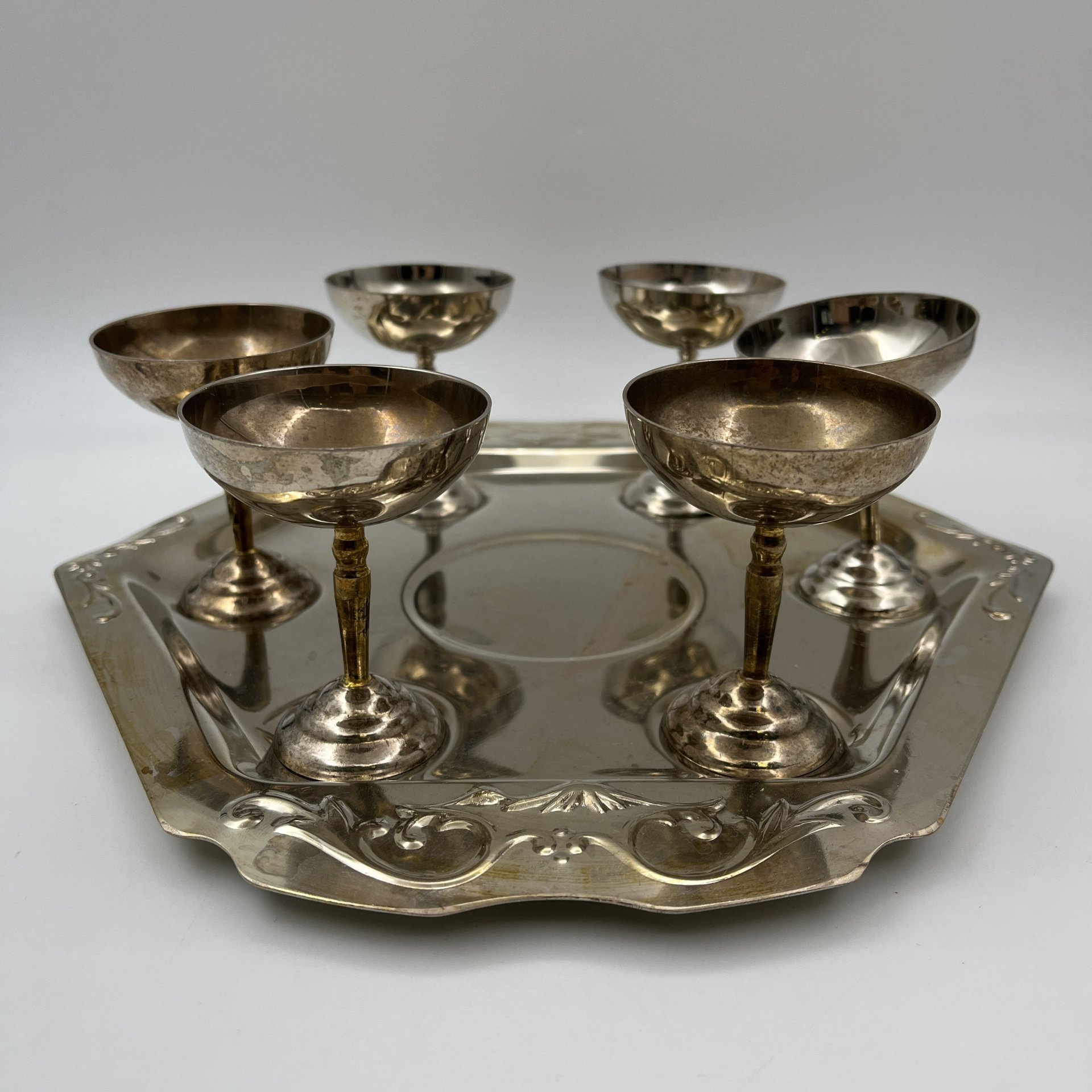 Набор из шести рюмок на подносе