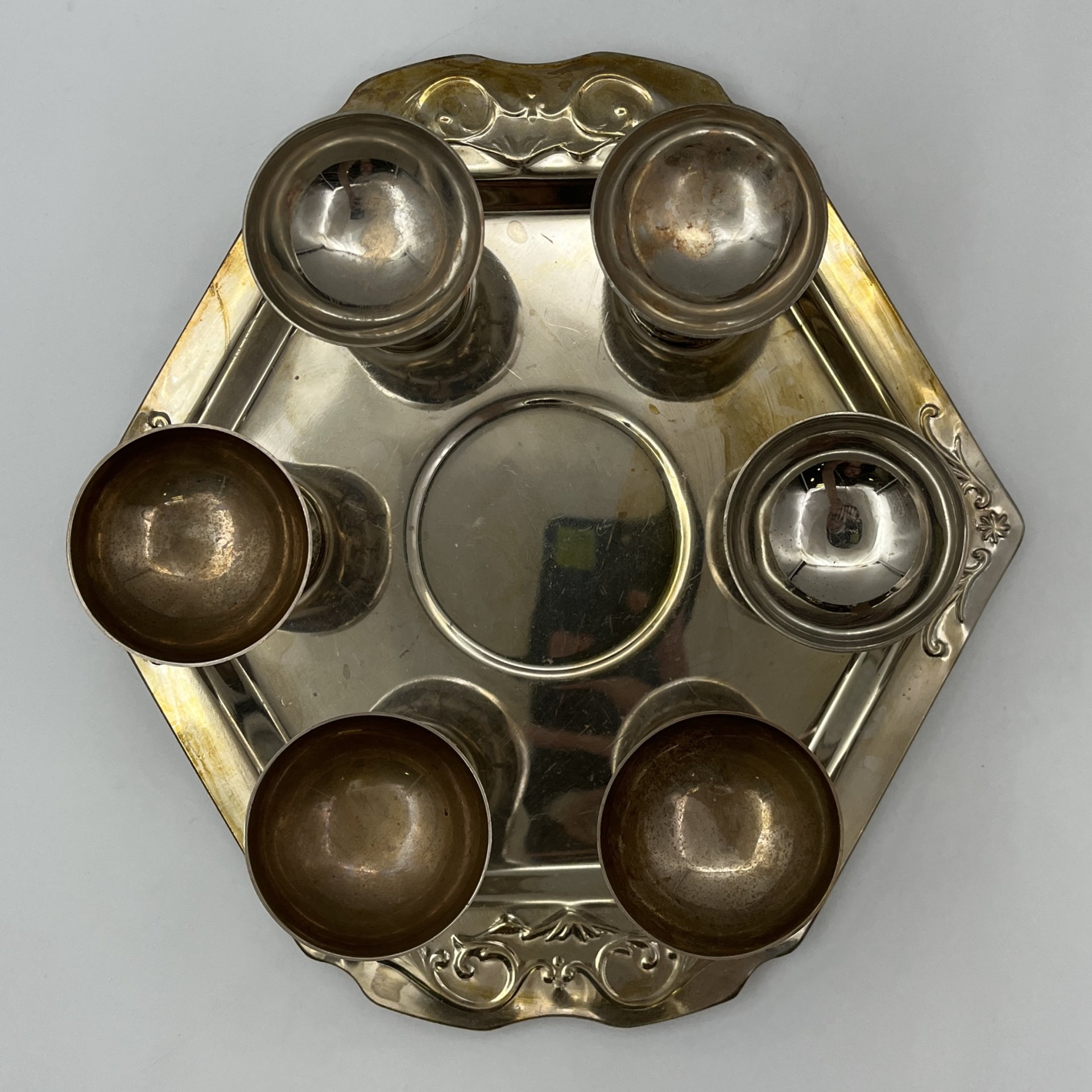 Набор из шести рюмок на подносе