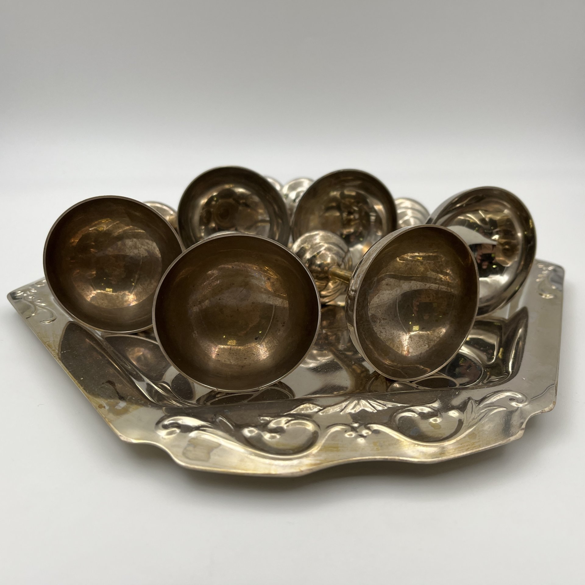 Набор из шести рюмок на подносе