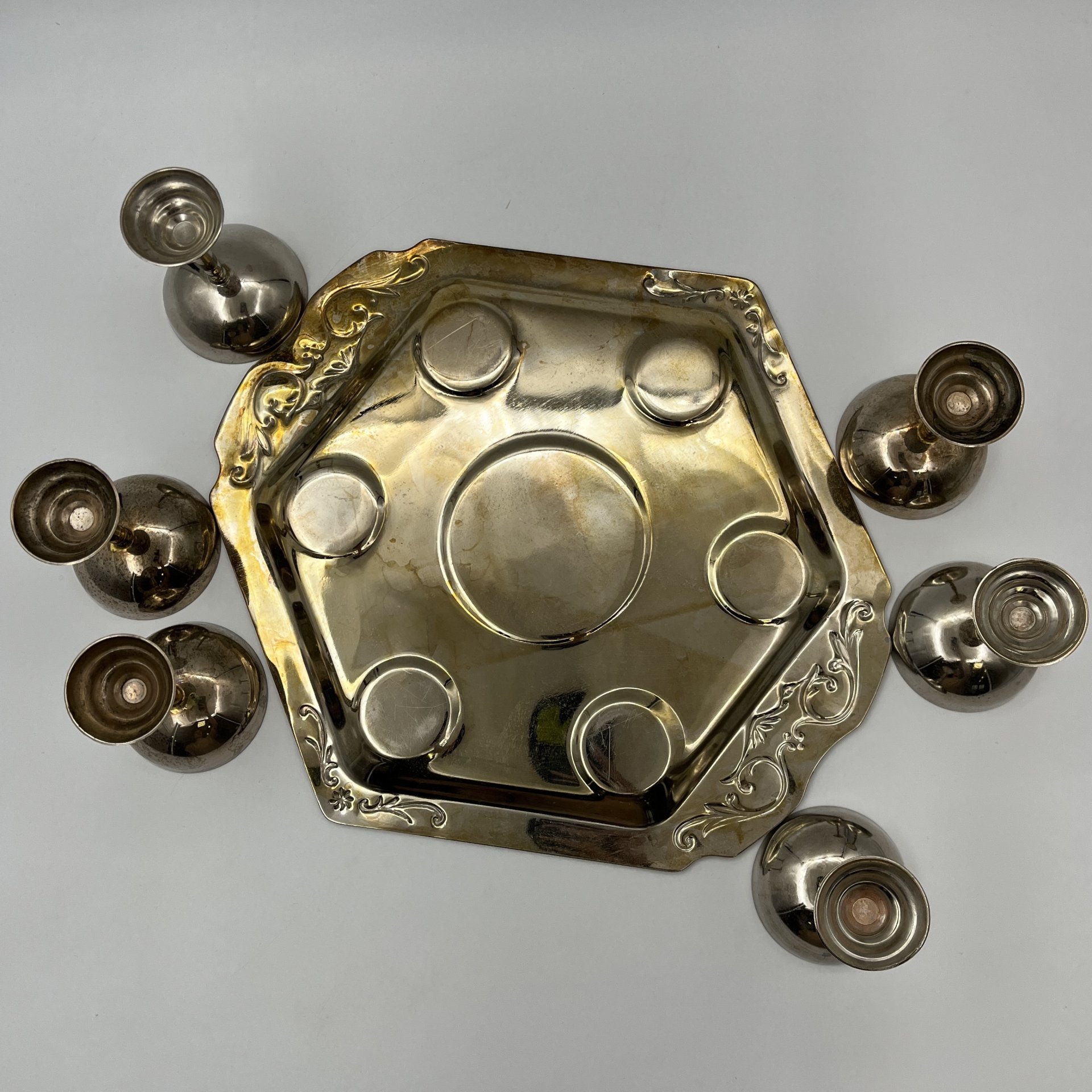 Набор из шести рюмок на подносе